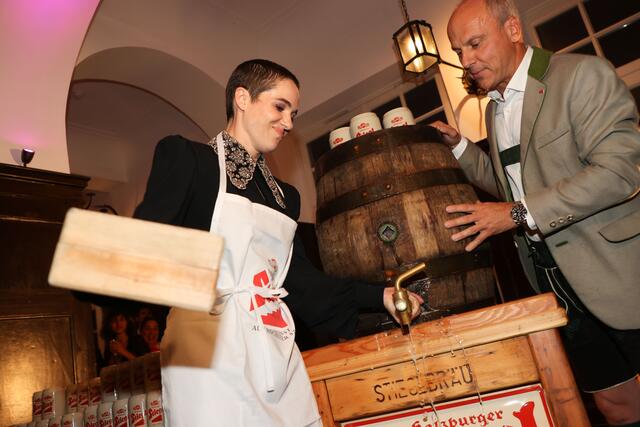 Verena Altenberger bei der Jedermann-Premierenfeier im Stieglkeller: beim Bieranstich mit Christian Pöpperl (Stiegl).