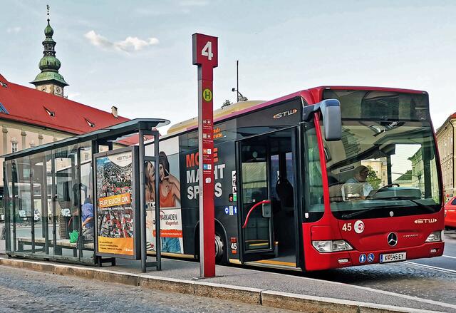 Ein Bus der KMG-Linien am Heiligengeistplatz | Foto: Roland Pössenbacher