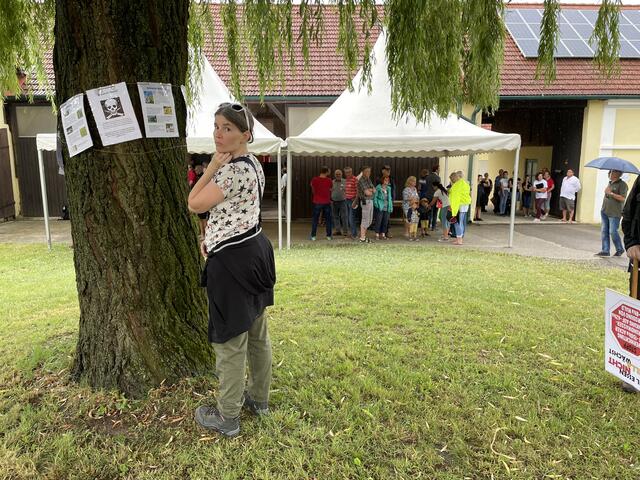 Auf den Bäumen rund um den Jochrisihof waren viele Infos zur S34 aufgehängt. | Foto: Kautzky