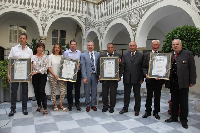 Bürgermeister Martin Kulmer (Mitte) verlieh drei renommierten St. Veiter Firmen und dem MGV Kärntentreu das Dekret zur Führung des Stadtwappens | Foto: Peter Pugganig