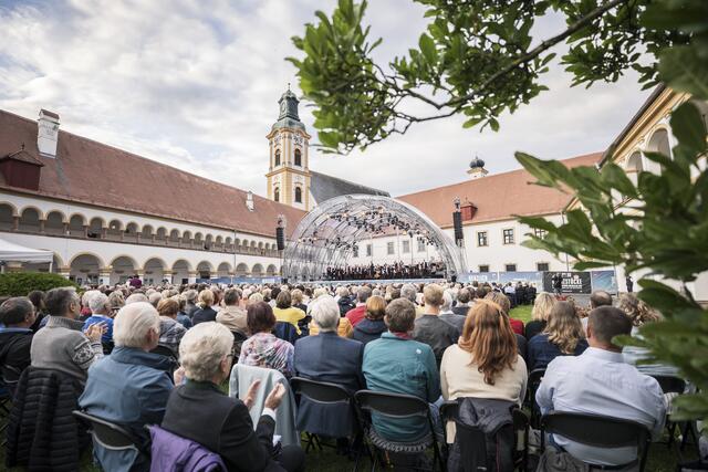 Mehr als 1.200 Menschen waren beim Konzert des Bruckner Orchesters in Reichersberg. | Foto: LandOÖ/Mayrhofer