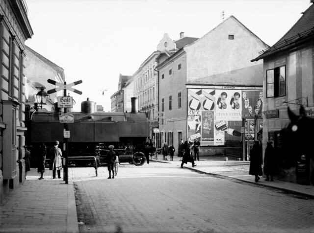 Eine Dampflok quert von der Reindlstraße kommend die Hauptstraße. | Foto: Archiv der Stadt Linz