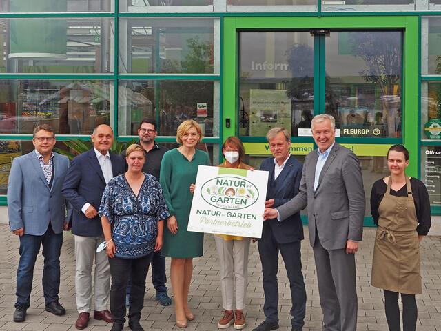 Erster „Natur im Garten“ Partnerbetrieb in Rheinland-Pfalz: Steffen Schulze („Natur im Garten“ Deutschland), Präsident Wolfgang Sobotka („Natur im Garten“ International), Isabell und Nicoloas Rehner, Bundesministerin Julia Klöckner, Christine und Karl Rehner, Landesrat Martin Eichtinger und Sarah Czymmek.