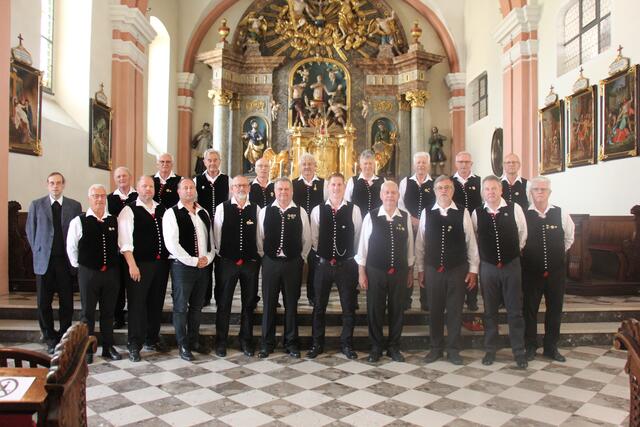 Der Männergesangverein Mooskirchen in der Pfarrkirche mit Provisor Wolfgang Pristavec | Foto: Wutte
