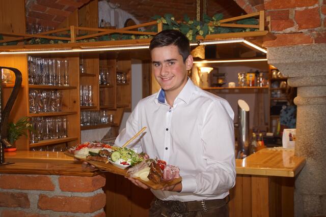 Der Juniorchef der Jausenstation&amp;des Mostheurigen Gwölb Stüberl Tobias Wolkerstorfer serviert seinen Gästen mit vorliebe eine herzhafte Gwölb-Stüberl Jausenplatte. | Foto: Helmut Eder