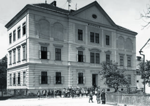 Das Schulgebäude wurde in der damals noch selbstständigen Gemeinde Kleinmünchen erreichtet. | Foto: Archiv der Stadt Linz