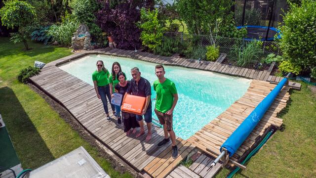 Ein selbstgebauter Pool aus 4.800 mit Regenwasser gefüllten PET-Flaschen überzeugte die Jury des Upcycling-Wettbewerbs. Der erste Platz ging damit nach Wiener-Neustadt. | Foto: Landjugend Oepping-Peilstein