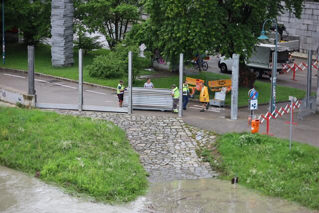 Der steigende Wasserpegel führte dazu, dass der mobile Hochwasserschutzdamm in Urfahr aufgebaut wurde. | Foto: Reischl
