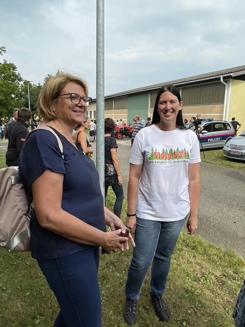 Romana Drexler (r.) organisiert den Protest bei der Bürgerinitiative "Stopp S34".