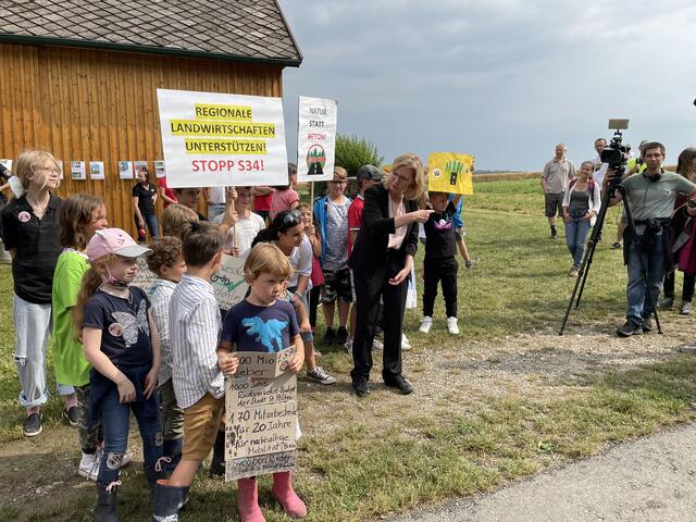"Jetzt gemma alle gemeinsam rüber in die Scheune!" | Foto: Kautzky