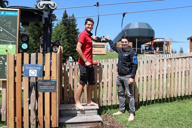 Sommerfrische zu Gast am Sommerberg Fendels:  ORF Radio Tirol Moderator David Steiner (li.) probierte mit Marketingleiter Daniel Frizzi gleich den einzigartigen Patschenlift aus. | Foto: Siegele