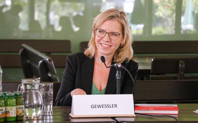 Bei einer Pressekonferenz mit Klimaschutzministerin Gewessler wurde der neue Bericht des APCC zu Tourismus und Klimawandel präsentiert.  | Foto: Franziska Marhold