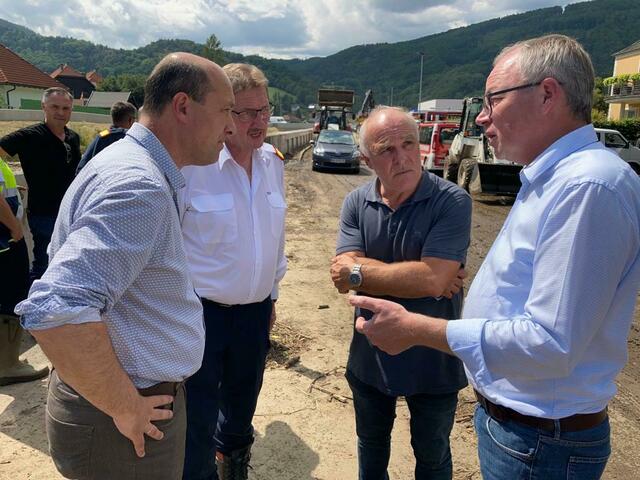 Am Montag machte sich der für die Feuerwehren zuständige Landesrat Stephan Pernkopf selbst ein Bild der Verwüstungen in Aggsbach Dorf. | Foto: Jürgen Maier