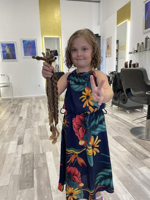 Die 5-jährige Hanna aus Stoob-Süd spendet stolze 50 cm Haar.  | Foto: Boross