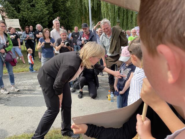Die Kinder erklärten der Ministerin, warum sie auf den Jochrisihof gekommen waren: "Um die S34 zu verhindern, die brauchen wir nicht!" | Foto: Kautzky