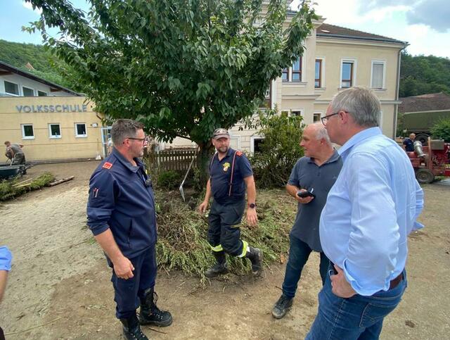 Am Montag machte sich der für die Feuerwehren zuständige Landesrat Stephan Pernkopf selbst ein Bild der Verwüstungen in Aggsbach Dorf. | Foto: Jürgen Maier