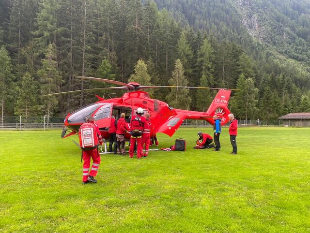 Der verletzte wurde mit dem Hubschrauber in die Klinik geflogen. | Foto: ZOOM-Tirol