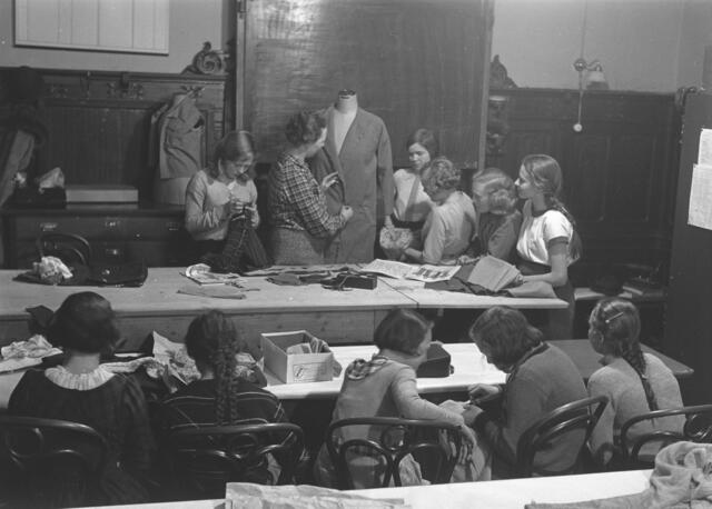 Damals war es üblich, dass Mädchen Nähen und Schneidern lernten. | Foto: Archiv der Stadt Linz