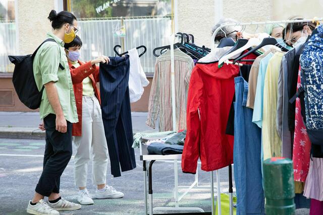 Das Prinzip der Kleidertauschbörse am 26. Juli: bis zu sieben Teile mitbringen und im Gegenzug bis zu sieben neue Schätze mit nach Hause nehmen.