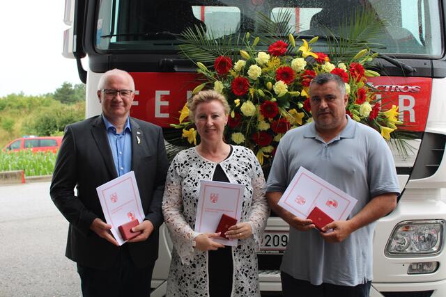Im Zuge der Fahrzeugweihe wurden auch die neuen Feuerwehrmitglieder, sowie Auszeichnungen und Ehrungen verdienter Florianis und Privatpersonen, welche sich besonders um das Feuerwehrwesen verdient gemacht haben, verliehen. | Foto: BFKDO MA