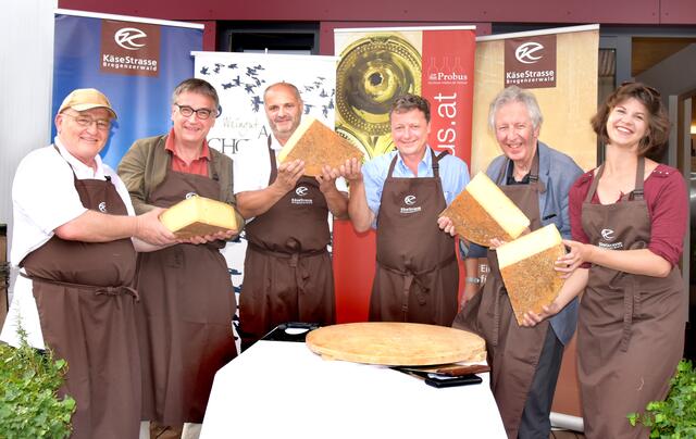 Reinhard Lechner, Thomas Hofmann, Anton Schöfmann, Ernst Gelegs, Alfred Komarek, Anna Schöfmann
| Foto: Herbert Schleich