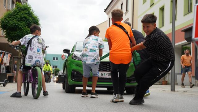 Die Zuschauer wurden gleich vors Auto gespannt, Franz Müllner teilte die Burschen ein.  | Foto: Alexander Holzmann