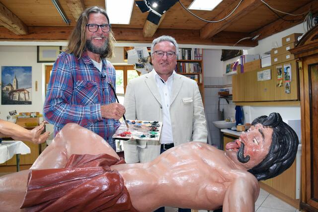 Beim Lokalaugenschein in der restaurierten Filialkirche St. Wolfgang in Mauterndorf: Restaurator Heinz Michael mit Landeshauptmann-Stellvertreter Heinrich Schellhorn (re.). | Foto: Land Salzburg/Lucas Kröll