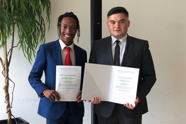 Edison Baardies (l.) gemeinsam mit einem Klassenkollegen bei der Verleihung des Maturazeugnisses.  | Foto: Edison Baardies