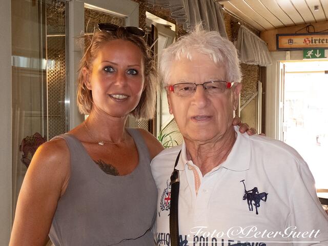 Designerin Cordula Viviane Becker mit Mandy von den Bambis. | Foto: Peter Guett