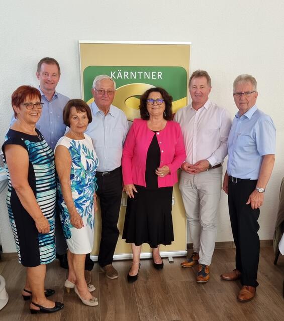 Obmann-Stellvertreterin Gemeinderätin Waltraud Beranek, Stadtrat Josef Steinkellner, Ehrenobfrau Gertrud Schellander, Obmann Ernst Paier, Landesobfrau Elisabeth Scheucher, ÖVP-Bezirksparteiobmann Johann Weber und Landesobmann-Stellvertreter Albert Wutscher (von links)
