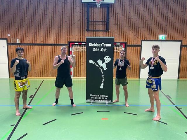 Trainer Markus Ramian mit seinem Kickbox-Team.  | Foto: Kickbox-Team Süd-Ost