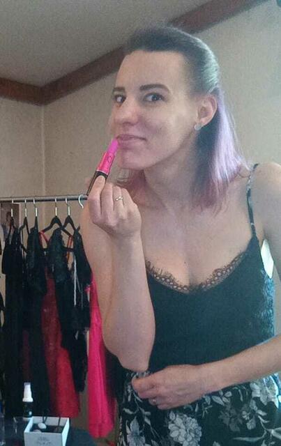 Stephanie Seitz präsentiert das Sexspielzeug im "Lippenstiftformat". | Foto: privat