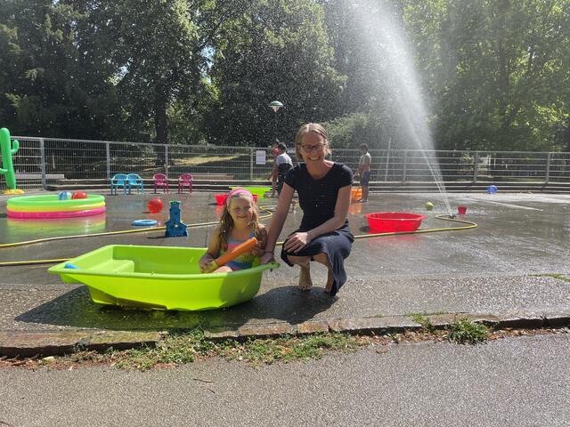 Michaela Schüchner (SPÖ) plantschte mit den Kindern.  | Foto: Patricia Hillinger
