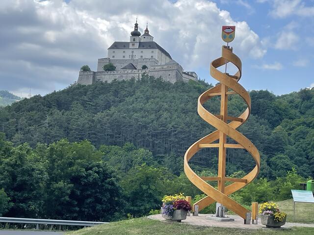 Wer die Landesstraße zur Burg Forchtenstein hoch fährt komm an der in sich verschlungenen Holzspirale vorbei. Sie symbolisiert die Verbindung zwischen Forchtenau und Neustift/Rosalia. | Foto: dpi