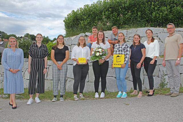 v.l.n.r.: Astrid Zehetmair, Julia Kreinecker, Bettina Wahlmüller, Julia Männer, Thomas Wahlmüller, Michaela Dopler, Max Männer, Claudia Voglsam, Elisabeth Dopler, Katharina Ganser, Bgm. Harald Grubmair