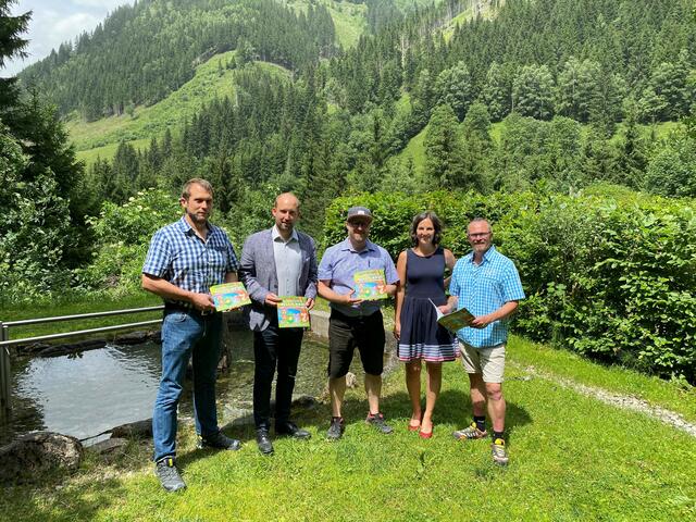 Josef Nindl (Obmann TVB), Hannes Schernthaner (Bürgermeister Fusch), Jonnie Tash (Autor und Pächter), Simone Höller (GF TVB) und Andy Rose (Pächter) | Foto: TVB Fusch