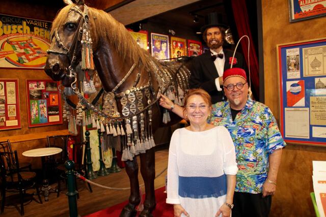Museumsleiter Robert Kaldy-Karo und Magiern Monika Hemis-Stadlmann geben gemeinsam zauberhafte Shows für Kinder von drei bis 99 Jahren.