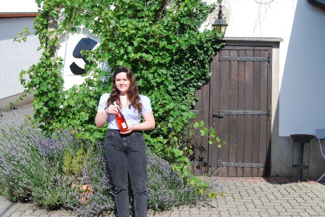 Hanna Glatzer mit einem ihrer "bunten Weine"