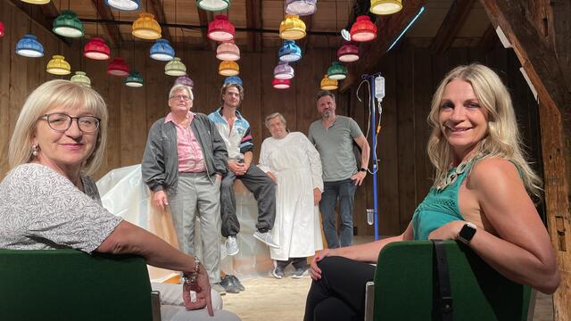 Nach der coronabedingten Pause im Vorjahr starten die Tiroler Volksschauspiele in Telfs heuer unter Intendant Christoph Nix' Motto "Geaht's no?" durch. Bei der 100%-Tochtergesellschaft der Marktgemeinde ist auch das Land Tirol im Boot. So ließ es sich Kultur-LR Beate Palfrader nicht nehmen, bereits einen Blick auf eine Probe zu einem der Stücke zu werfen, begleitet von der neuen VSS-Geschäftsführerin Verena Covi: Unter der Regie von Roland Silberberger wird "Indien" seit 15. Juli im Kranewitter-Stadl aufgeführt.