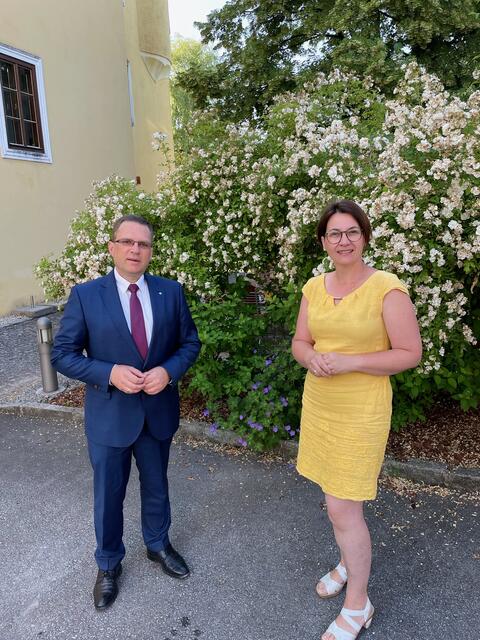 ÖVP-Bezirksobmann August Wöginger mit der Bürgermeisterkandidatin seiner Heimatgemeinde Sigharting, Martina Schlöglmann.