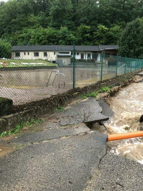 Straßen wurde teilweise unterspült und weggerissen | Foto: D. Butter