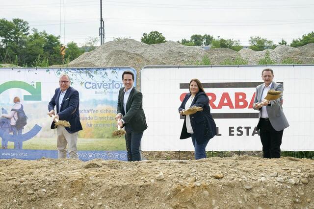 Spatenstich für den ersten Simmeringer Bildungscampus „Heidemarie Lex-Nalis“: Vertreter des PPP-Auftragsnehmers Johannes Mayr, Bildungsstadtrat Christoph Wiederkehr, Wohnbaustadträtin Kathrin Gaal und Bezirksvorsteher Thomas Steinhart (v.l.).