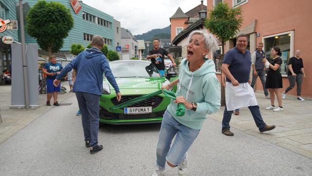 Den Herren ging die Kraft aus, also mussten die Damen alleine anpacken.  | Foto: Alexander Holzmann