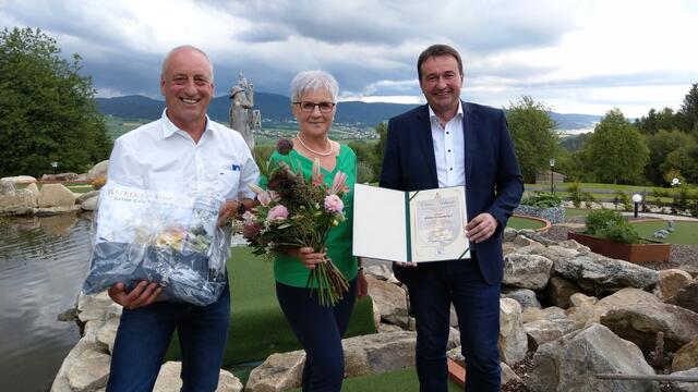 Bürgermeister Wilfried Kellermann (re.) verabschiedete die langjährigen Gemeindebediensteten Elisabeth Simmel und Rupert Schauberger (li.). Zudem überreichte er Schauberger die Goldene Ehrennadel der Marktgemeinde Ulrichsberg | Foto: Marktgemeinde Ulrichsberg