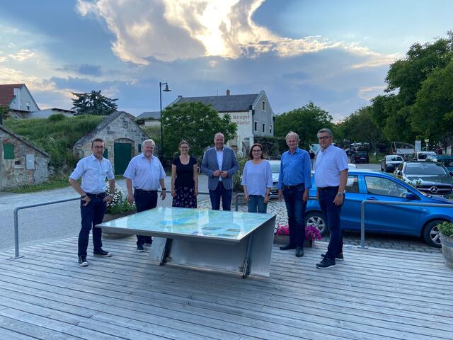 Die neuen Pultkarten wurden in den Schutzgebieten aufgestellt. Am Foto: Johann Steurer (Bürgermeister Jois), Richard Hermann (Bürgermeister Purbach), Andrea Grabenhofer (Nationalparkbiologin), Johannes Mezgolits (Bürgermeister Donnerskirchen, Sabine Schwarz (Naturparkkoordinatorin), Erwin Preiner (Bürgermeister Winden), Helmut Hareter (Bürgermeister Breitenbrunn) | Foto: Andrea Grabenhofer