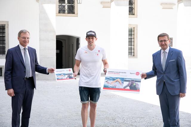 Landeshauptmann Thomas Stelzer und Wirtschafts- und Sport-Landesrat Markus Achleitner sagten Schwimm-Ass David Brandl im Arkadenhof des Linzer Landhauses „Danke“ für eine großartige sportliche Karriere und wünschten ihm alles Gute für den neuen Lebensabschnitt.
