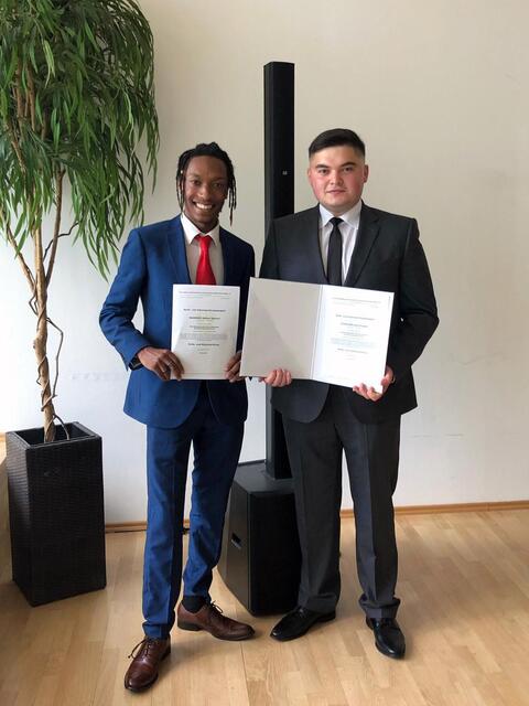 Edison Baardies (l.) gemeinsam mit einem Klassenkollegen bei der Verleihung des Maturazeugnisses.  | Foto: Edison Baardies