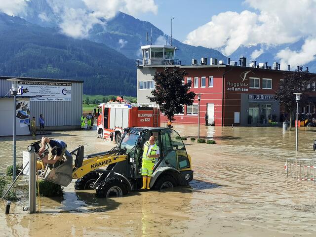 Um den Flugplatz in Zell am See (und die Tankstelle dort) etwas besser vor den Wassermassen zu schützen, wurde innerhalb kürzester Zeit ein provisorischer Damm erbaut.
