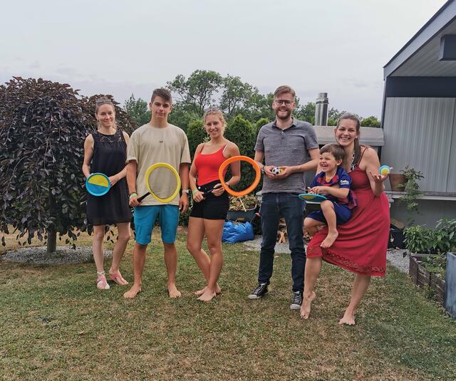 Kristin Stocker , Elijah Schnyder, Sophie Riedl, Erik Hofer, Jeannine und Rafael Schmid. | Foto: Stadtgemeinde Ternitz