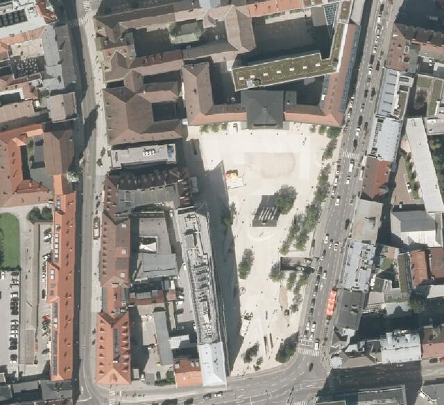 Der Eduard-Wallnöfer-Platz: wenig Grün und die Gefahr der "Schneeblindheit"